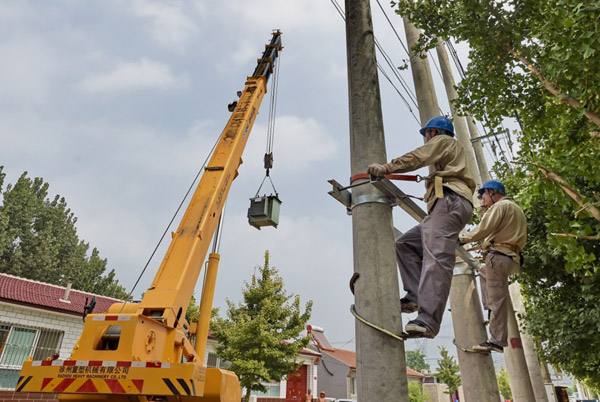 电力工人正在进行改造变压器现场图 电力工人正在进行改造变压器现场图
